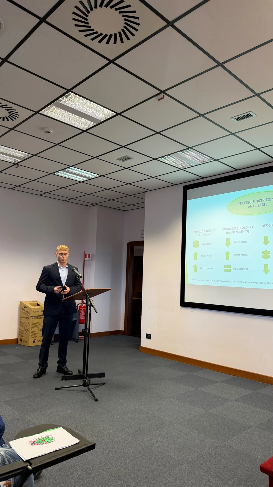 Presentazione in aula accanto a una proiezione sulle strategie nutrizionali