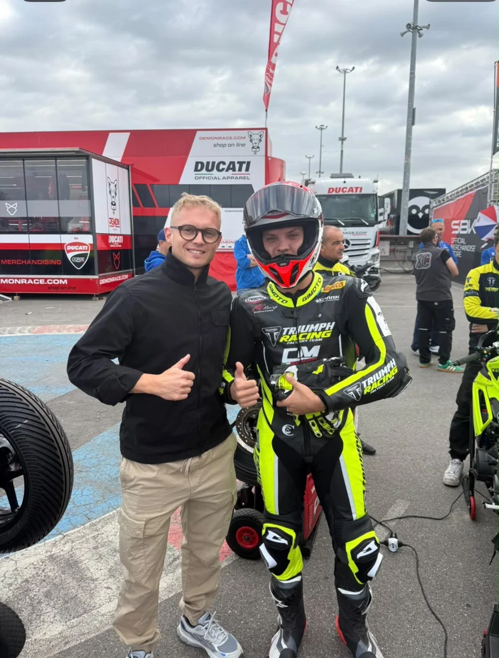 Un momento personale di Mattia Mingardi nel paddock durante un evento motociclistico