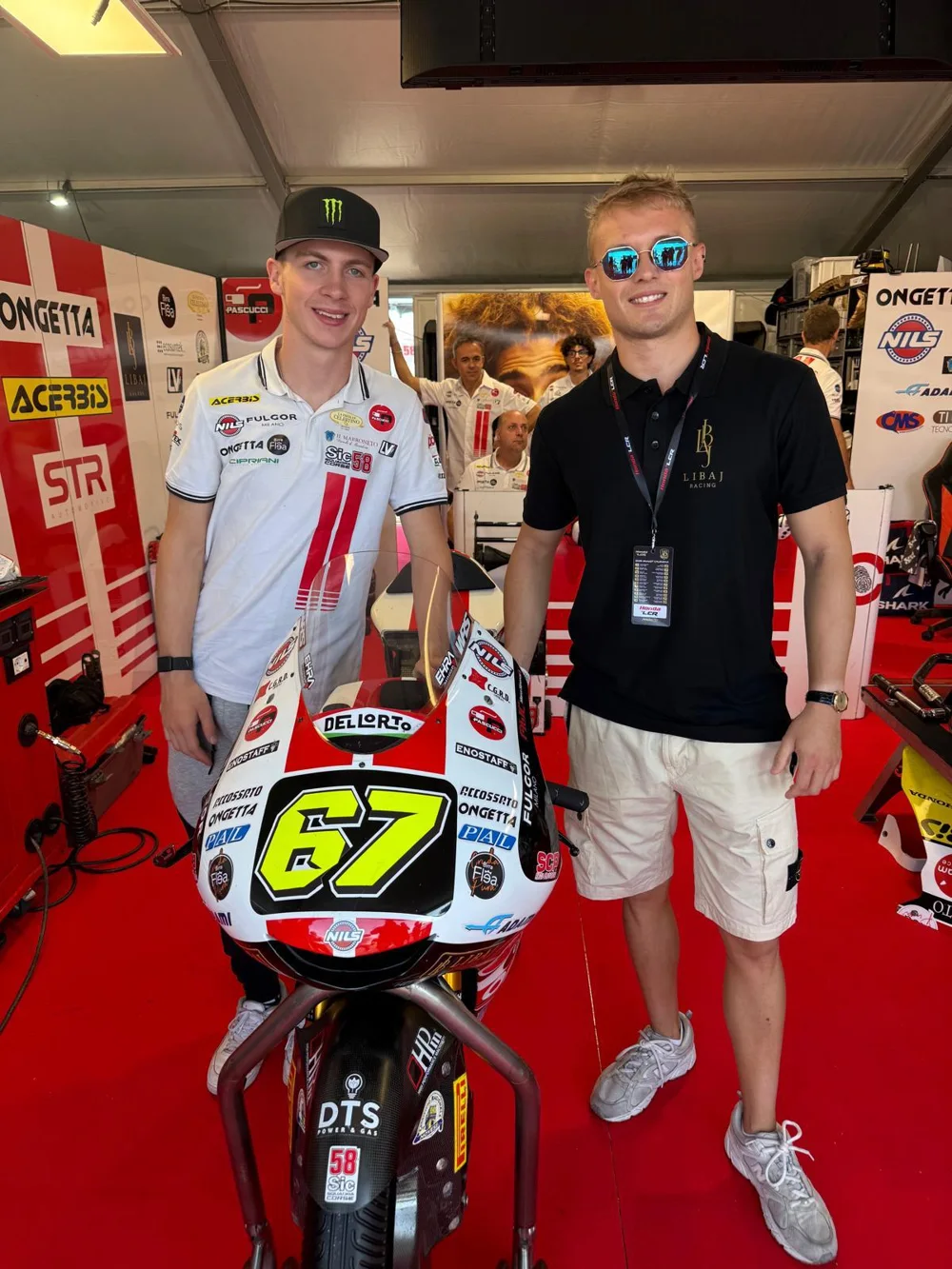 Mattia Mingardi in un paddock motociclistico, in un momento personale legato alla passione per lo sport