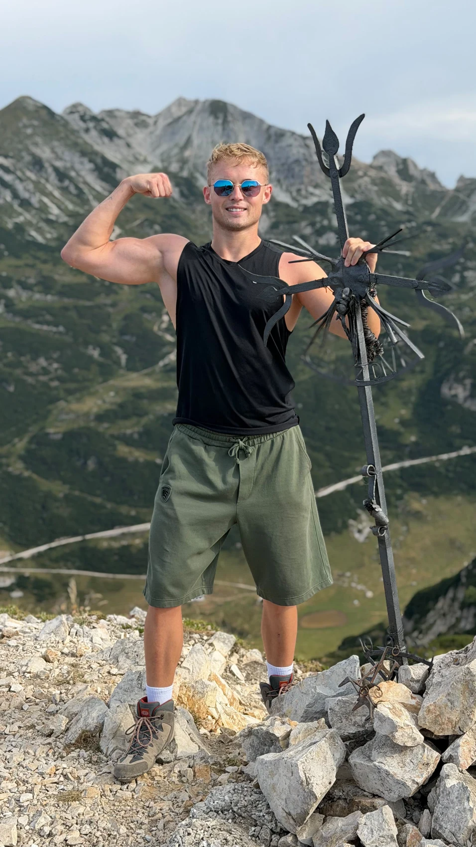 Fotografia sportiva in montagna, con posa del braccio e panorama alpino